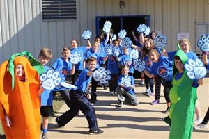 HPES Students welcome others into the Sqaud Day assembly with high-fives! 